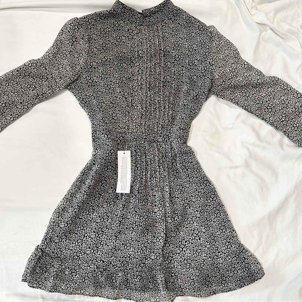 TOPSHOP black and white print short dress with sleeves. New condition.